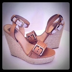 Pour la Victorie Wedges